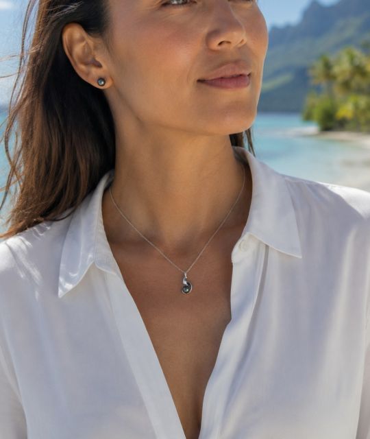 Découvrez Nohea, un pendentif en argent rhodié sublimé par une véritable perle de Tahiti ronde 8/9 mm. Lustre éclatant, couleurs peacock, gris clair ou noir. Élégance polynésienne certifiée Poemotu.