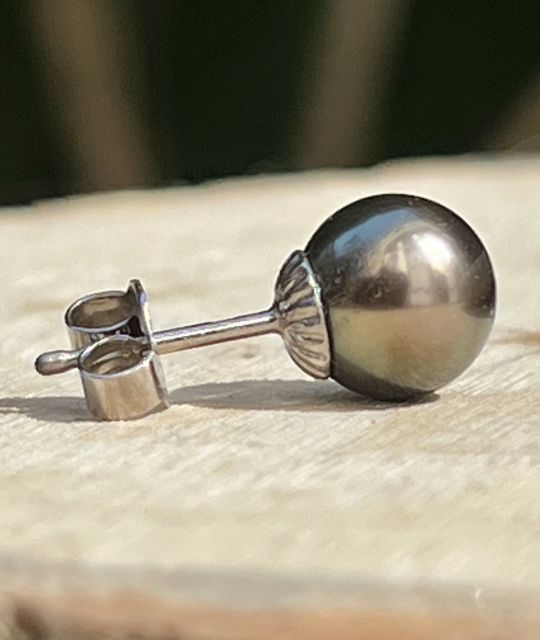 Ein einziger Glanz. Eine wahre Präsenz. Épure ist ein einzeln verkaufter Ohrring, ein Augenzwinkern zur Natürlichkeit und zur bewusst gelebten Unvollkommenheit.