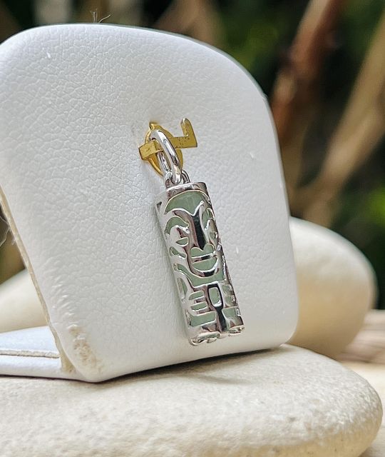 Inspiré de la tradition polynésienne, ce bijou talisman incarne santé, protection et force intérieure.