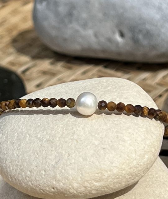 Entdecken Sie die Vorteile des Tragens eines Armbands aus Tigerauge und Süßwasserperle - gefertigt in unserem Atelier in Nantes - kostenlose sichere Lieferung
