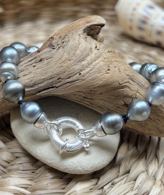 Découvrez vite ce bracelet aux reflets éclatants - une pièce unique réunissant de véritables perles de Tahiti aux formes et nuances rares