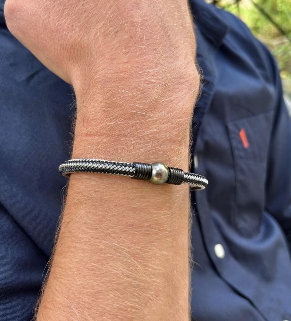 Bijou en perle de Tahiti aux reflets rares et lustre exceptionnel. Certificat d’authenticité et livraison sécurisée – Poemotu.