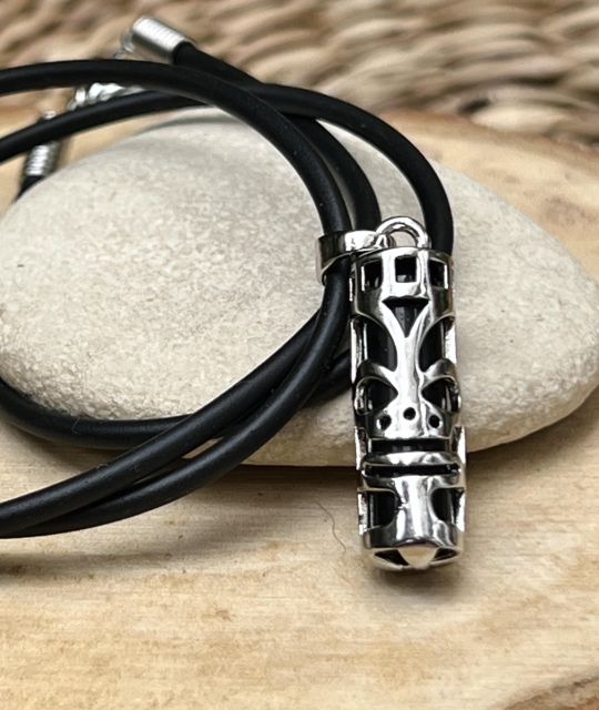 Découvrez le Collier Tiki Amour en onyx noir et acier inoxydable. Inspiré de la symbolique polynésienne, il représente l'amour, la protection et le lien entre les êtres