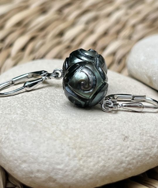 Bijou en perle de Tahiti aux reflets rares et lustre exceptionnel. Certificat d’authenticité et livraison sécurisée – Poemotu.