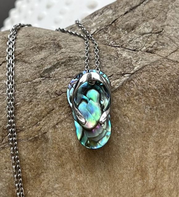 Mélange élégant de tradition et d'exotisme, capturant l'essence de la culture maritime, le pendentif savate affiche votre amour des îles - livraison gratuite