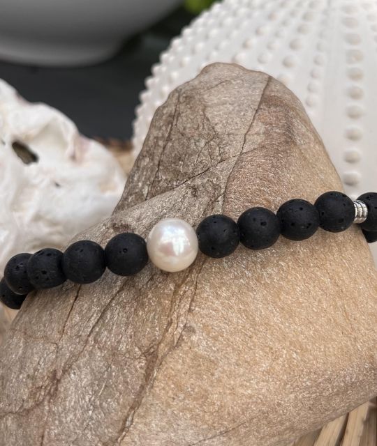 Lassen Sie sich von unserem Lavastein-Armband mit einer weißen Süßwasserperle verführen! Kostenlose und sichere Lieferung innerhalb von 24 Stunden