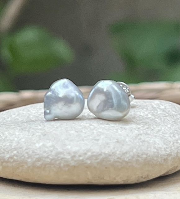 Bijou en perle de Tahiti aux reflets rares et lustre exceptionnel. Certificat d’authenticité et livraison sécurisée – Poemotu.