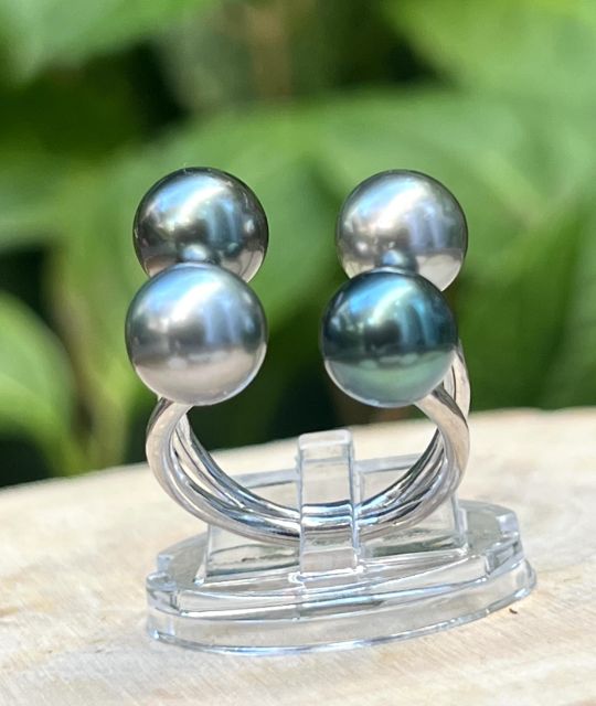 Vier Perlen wie vier Flüstern der Lagune. Blau, rosé, grün und grau... Ein Ring aus Tahiti-Perlen, offen zur Unendlichkeit, wo der Glanz zum Gleichgewicht wird.