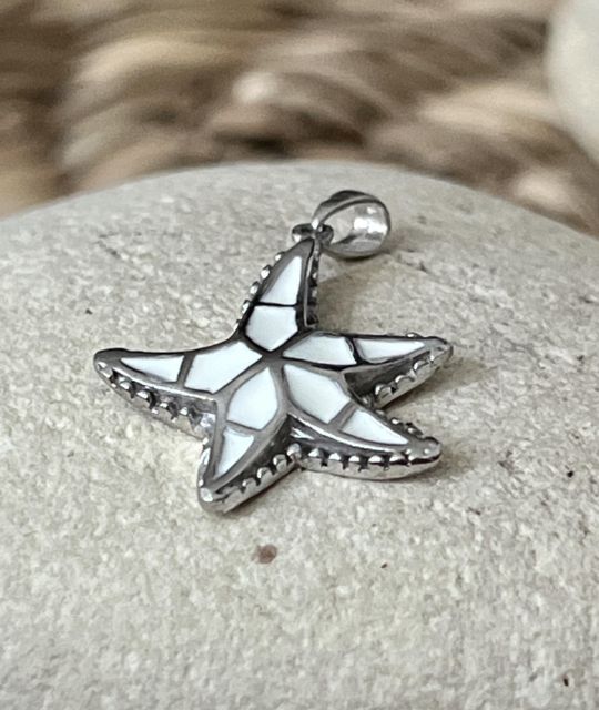 Adorable étoile de mer en argent et émail blanc - livraison sécurisée gratuite