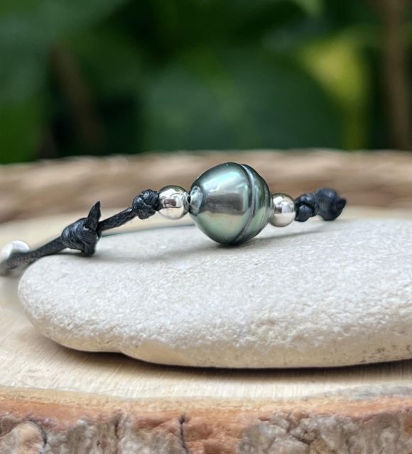 Un bracelet de perle de culture pour celles et ceux qui recherchent la surprise d’une teinte, plutôt que la perfection d’un contour.