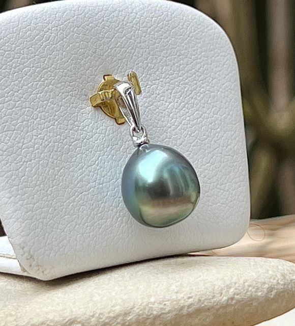 Bijou en perle de Tahiti aux reflets rares et lustre exceptionnel. Certificat d’authenticité et livraison sécurisée – Poemotu
