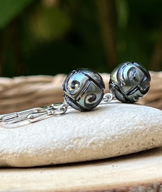 Bijou en perle de Tahiti aux reflets rares et lustre exceptionnel. Certificat d’authenticité et livraison sécurisée – Poemotu.