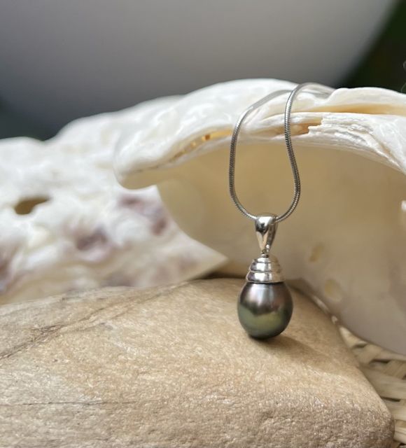 Découvrez Isa, un collier arborant une magnifique perle de Tahiti par sa couleur peacock étincelante et rarissime, une perle magique des Gambier - pièce unique