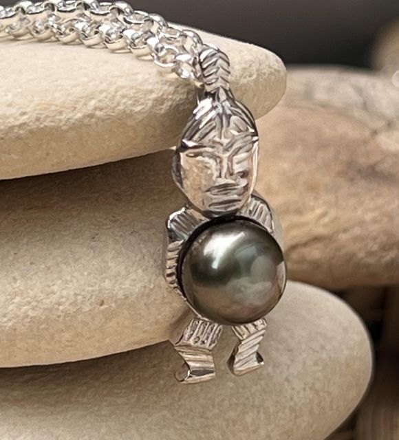 Découvrez Toa, le pendentif traditionnel polynésien orné de sa magnifique perle de Tahiti - Tiki en argent  massif rhodié - certificat GIA - livraison gratuite