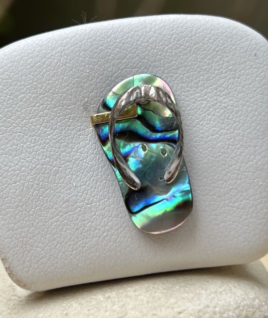 Elegante Mischung aus Tradition und Exotik, die das Wesen der maritimen Kultur einfängt, zeigt der Savate-Anhänger Ihre Liebe zu den Inseln - kostenloser Versand