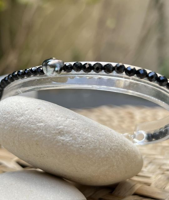 Entdecken Sie ein einzigartiges handgefertigtes Stück von Poemotu - strahlend grauer und blauer Keshi - GIA-Zertifikat - kostenlose sichere Lieferung