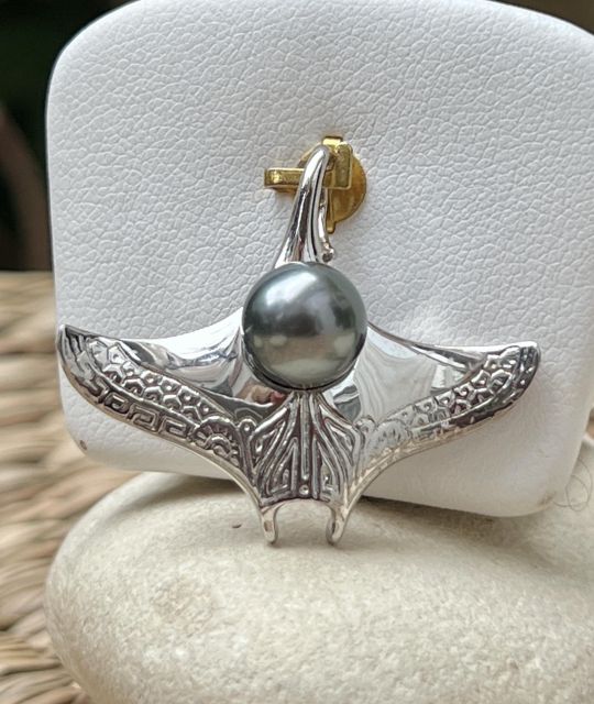 Schmuckvolles Manta-Rochen aus rhodiniertem Silber, auf dem eine echte, graue Tahiti-Perle thronend - zertifiziert und garantiert - kostenlose Lieferung gesichert