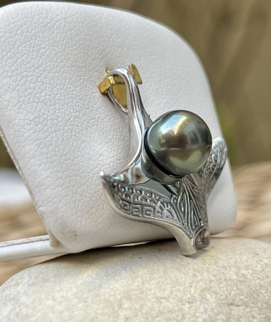 Bijou en perle de Tahiti aux reflets rares et lustre exceptionnel. Certificat d’authenticité et livraison sécurisée – Poemotu.