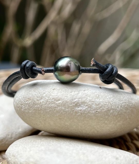 Bijou en perle de Tahiti aux reflets rares et lustre exceptionnel. Certificat d’authenticité et livraison sécurisée – Poemotu.