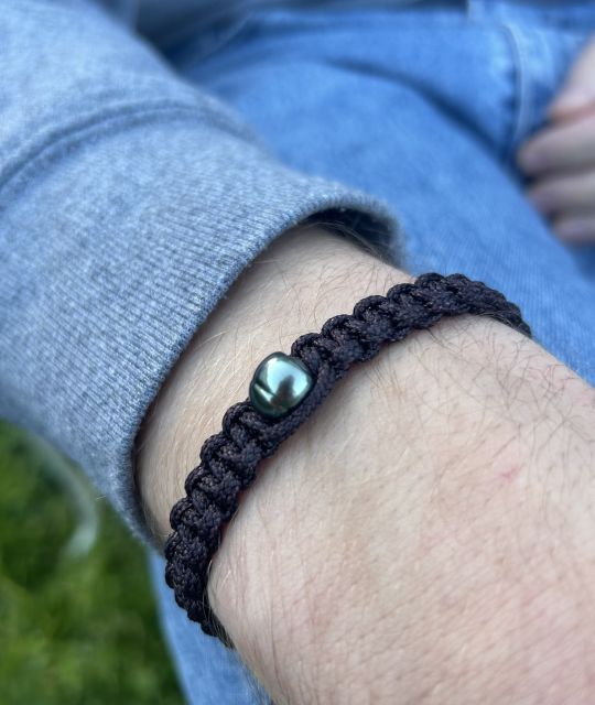 Geflochtenes Herrenarmband aus Marinekordel, verziert mit einer Tropfen-Tahiti-Perle von 9,92 mm, Farbe Pfau, Qualität AA und exzellenter Glanz.