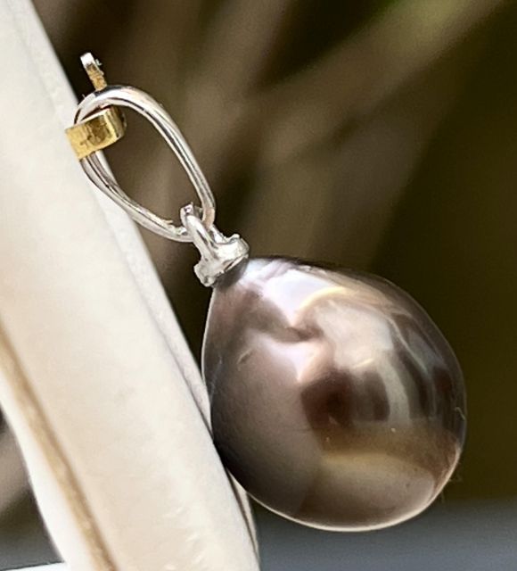 镀铑925银吊坠，饰有一颗10.07毫米的塔希提巴洛克珍珠，颜色为巧克力色，光泽极佳。温暖而深邃的色调，灵感来源于波利尼西亚的火山土地。