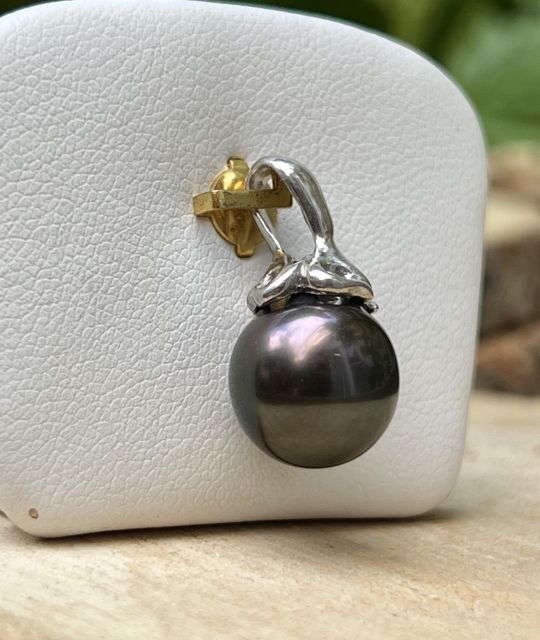 Bijou en perle de Tahiti aux reflets rares et lustre exceptionnel. Certificat d’authenticité et livraison sécurisée – Poemotu.