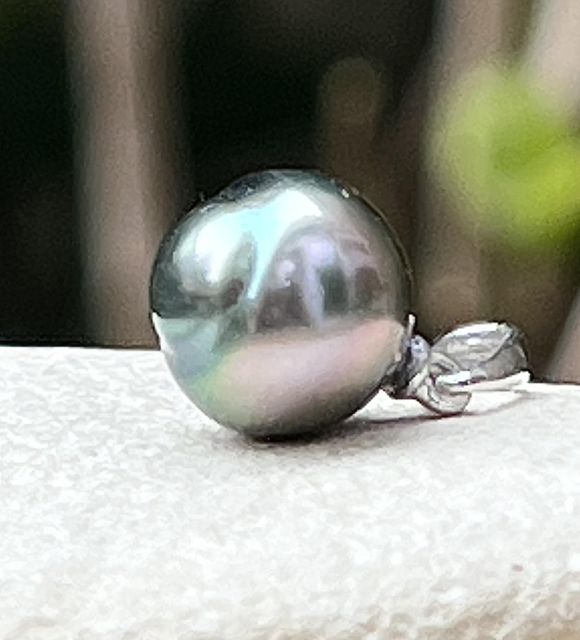 Bijou en perle de Tahiti aux reflets rares et lustre exceptionnel. Certificat d’authenticité et livraison sécurisée – Poemotu