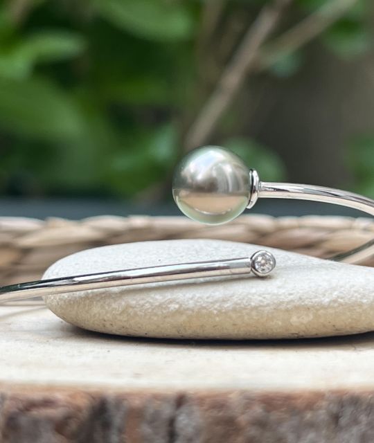 Bijou en perle de Tahiti aux reflets rares et lustre exceptionnel. Certificat d’authenticité et livraison sécurisée – Poemotu.