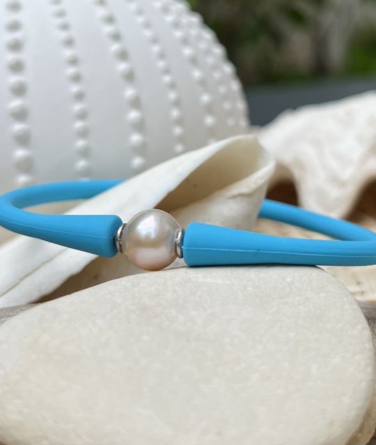 Bijou en perle de Tahiti aux reflets rares et lustre exceptionnel. Certificat d’authenticité et livraison sécurisée – Poemotu.