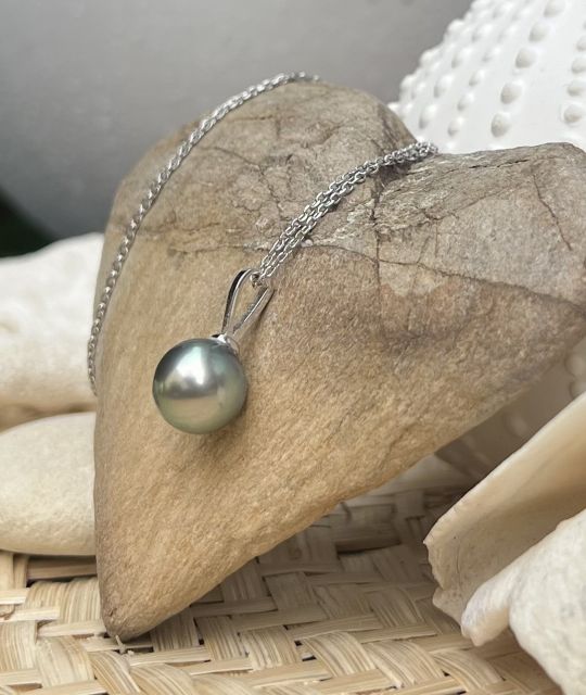 Der auberginenblaue Farbton dieser intensiv strahlenden Tahiti-Perle ist eine lebendige Hommage an die Perlmutterschicht, die sie hervorgebracht hat. Mit einem Durchmesser von 10,78 mm zählt sie zu unseren XXL-Perlen.