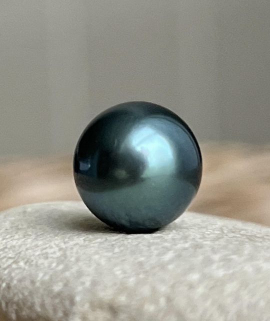 Une perle de culture de Tahiti non montée, de qualité AAA, au lustre excellent et à la teinte bleue rare et changeante