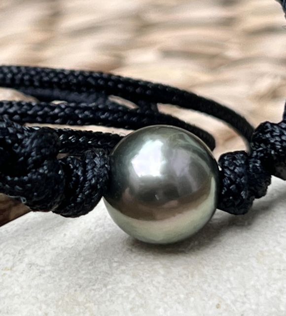 Bijou en perle de Tahiti aux reflets rares et lustre exceptionnel. Certificat d’authenticité et livraison sécurisée – Poemotu.