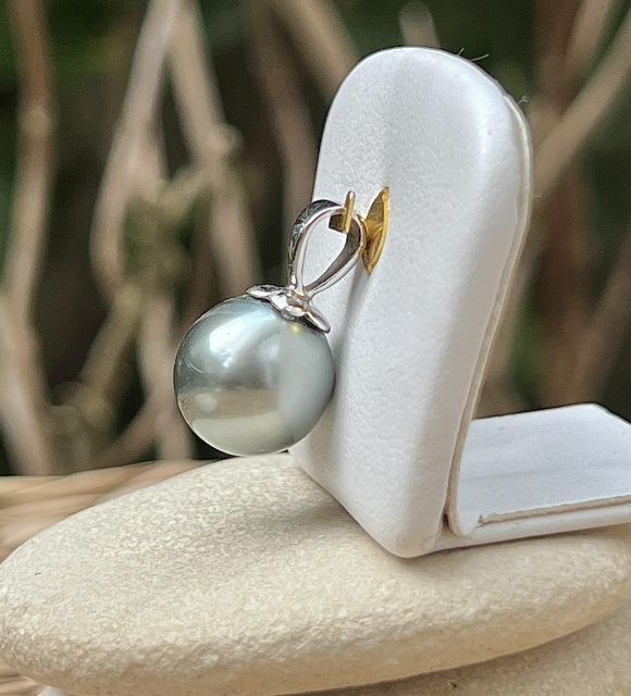 Bijou en perle de Tahiti aux reflets rares et lustre exceptionnel. Certificat d’authenticité et livraison sécurisée – Poemotu.