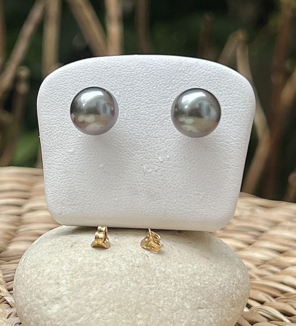 Cette paire rare met en valeur deux perles de culture de Tahiti bleu gris, de qualité AAA, au lustre excellent, et d’un diamètre remarquable de 9,78 mm - envoi sécurisé