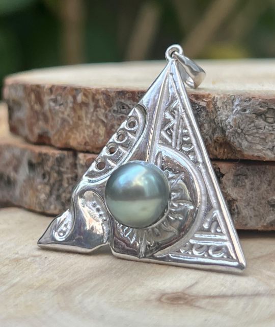 Admirez cette pièce unique! Tali est un pendentif exceptionnel de détail, gravure marquisienne, vraie perle de Tahiti bleu vert au lustre éclatant - livraison gratuite