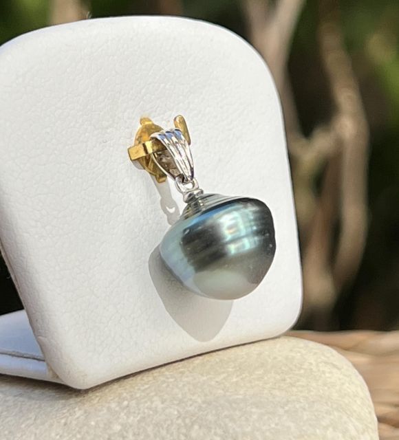 Bijou en perle de Tahiti aux reflets rares et lustre exceptionnel. Certificat d’authenticité et livraison sécurisée – Poemotu.