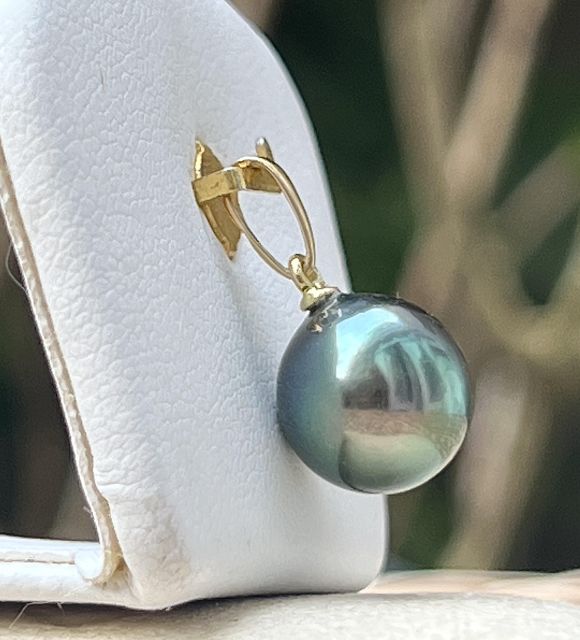 Pendentif orné d’une perle de culture de Tahiti ronde de 10,44 mm, à la couleur peacock, au lustre excellent, classée qualité AA+ - certifié et garanti