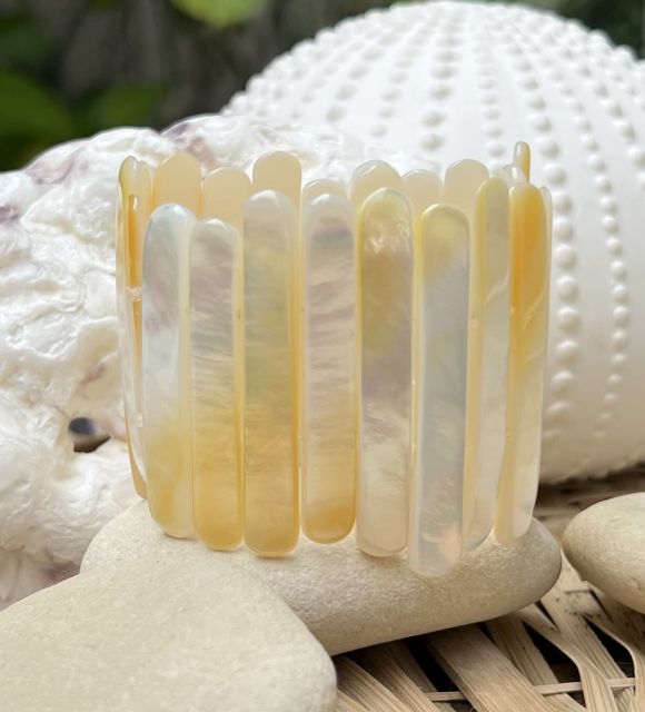 Discover this golden bracelet with genuine Australian nacre gold strips - a marvel on your wrist - free delivery
