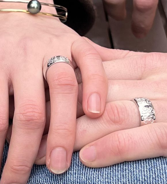 Cette alliance met en lumière la force de l’Union grâce aux motifs marquisiens, dont la Croix marquisienne, signe emblématique d’harmonie et de lien éternel