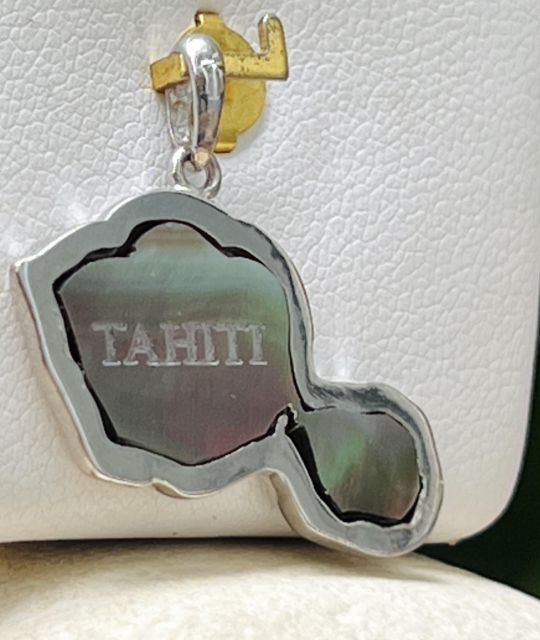 Pendentif carte de Tahiti en argent rhodié et nacre de Tahiti, inspiré par les lagons polynésiens. Un bijou symbolique à porter près du cœur