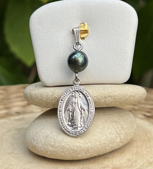 Pendentif Vierge Miraculeuse en argent rhodié et véritable perle de Tahiti cerclée 8/9 mm. Un bijou raffiné alliant foi, protection et élégance polynésienne.