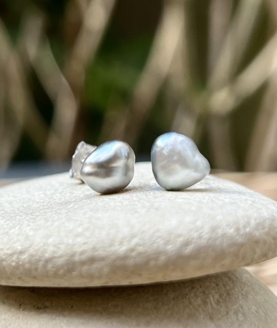 Gefasst in rhodiniertem 925er Silber, präsentieren diese Ohrringe ein Paar graue barocke Keshi-Perlen von 7,60 mm.