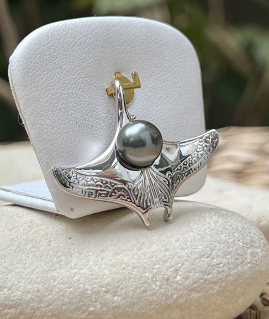 Der majestätische Mantarochen, hier veredelt durch eine echte schwarze Tahiti-Perle - einzigartiges Exemplar - zertifiziert und garantiert - kostenloser Versand.