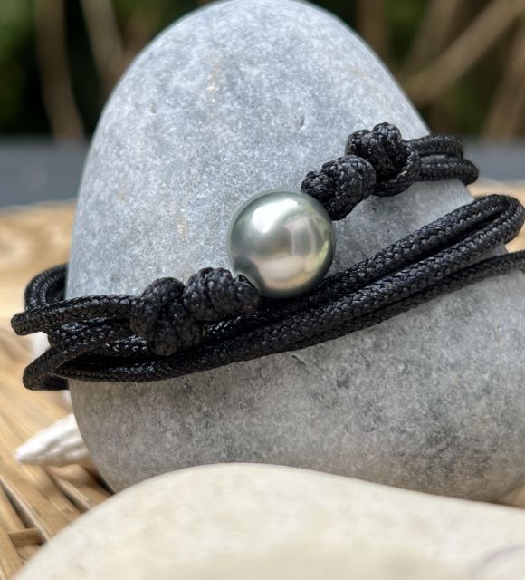 Bijou en perle de Tahiti aux reflets rares et lustre exceptionnel. Certificat d’authenticité et livraison sécurisée – Poemotu.