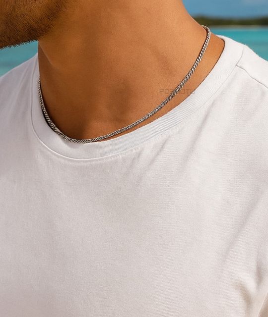 Chaîne pour homme en argent 925 rhodié, au design classique et intemporel. Sa maille gourmette plate de 1,75 mm de large allie robustesse et élégance.