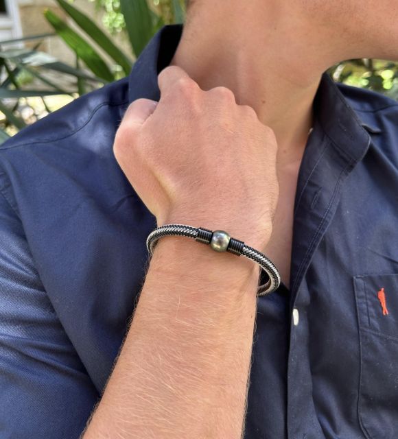 Bijou en perle de Tahiti aux reflets rares et lustre exceptionnel. Certificat d’authenticité et livraison sécurisée – Poemotu.