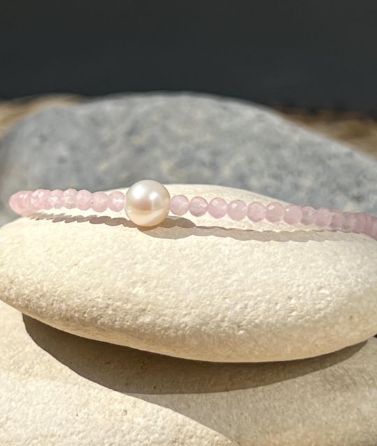 Bracelet en quartz roses et une véritable perle d'eau douce monté dans notre atelier de Nantes - livraison sécurisée gratuite