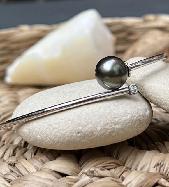 Adoptez vite cette éclatante perle de Tahiti de Mangareva, sa couleur incroyable peacock vous transporte dans les eaux du Pacifique qui l'ont vue naître - garantie