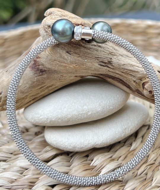 Témoignage d'un amour profond, le bracelet Toi et Moi en vraies perles de Tahiti fera briller les yeux et scintiller le poignet - Origine Tuamotu