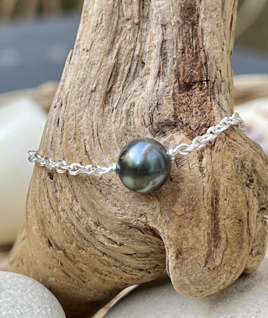 découvrez une adorable perle de Tahiti en bracelet pour bébé - créé dans notre atelier de Loire-Atlantique - certifié et garanti - livraison sécure gratuite